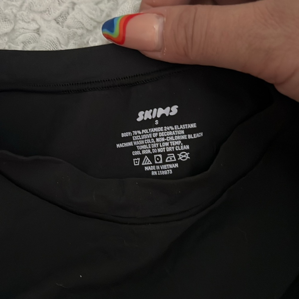 SKIMS FITS EVERYBODY SIZE SMALL IN BLACK LONG SLEEVE TSHIRT NEW WITHOUT TAGS - Picture 2 of 3